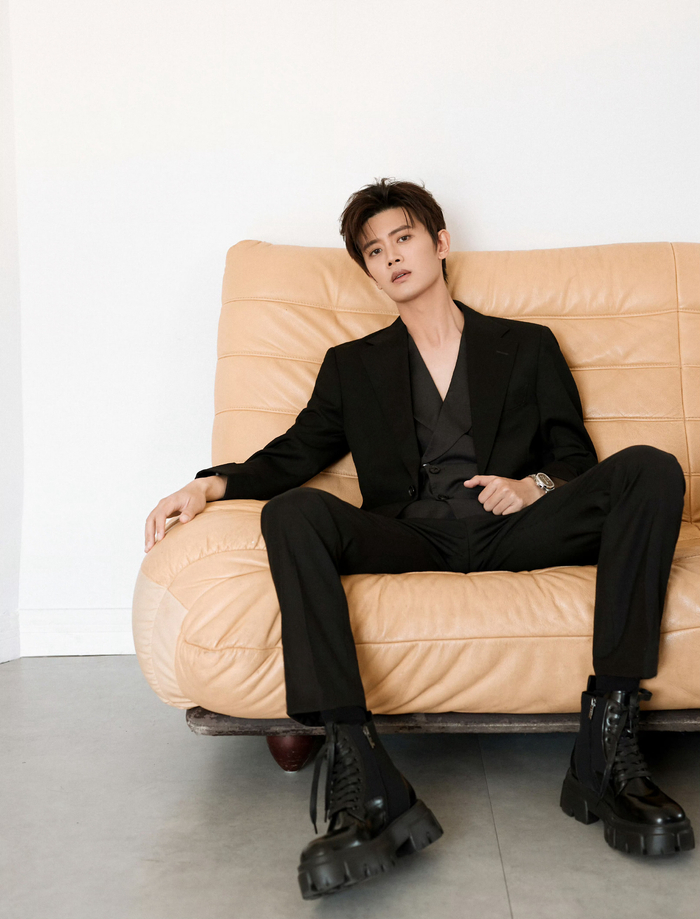 任嘉伦昨天出席活动的深v黑西装值得多看几遍