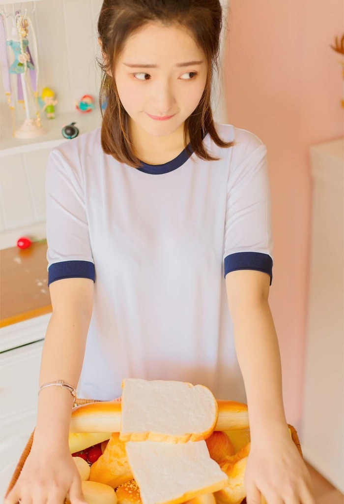 浅笑涡梨长腿少女运动服迷人唯美写真