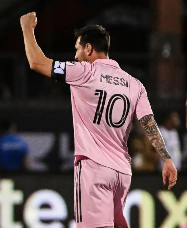 拿球对手就害怕梅西1v6又造神图绝美盘带撞墙配合看呆球迷