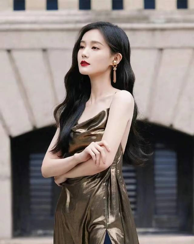 李一桐身着一袭吊带开叉长裙性感的腰臀比太惊艳了