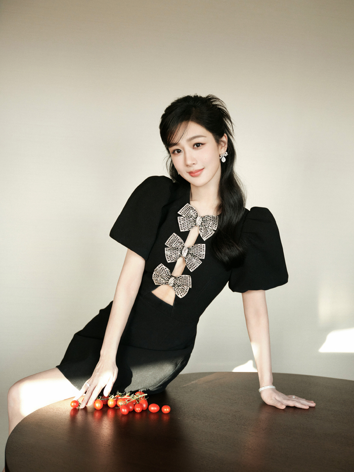 杨紫穿小黑裙露美腿鸡毛发型温柔又可爱