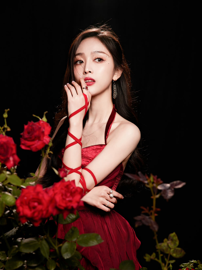 吴宣仪红裙造型优雅迷人妩媚动人自带氛围感