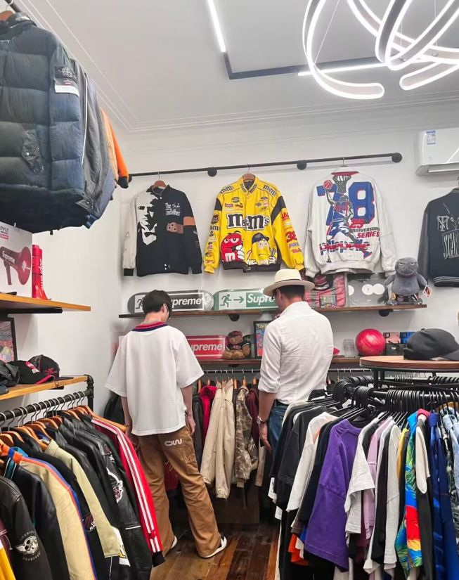 张亮寇静带儿子买衣服15岁天天将近1米9个子比爸爸还高