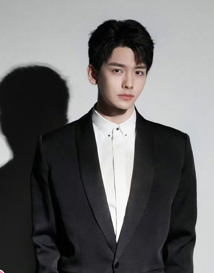 男明星西装杀完美绅士时尚有型彰显绝佳气质