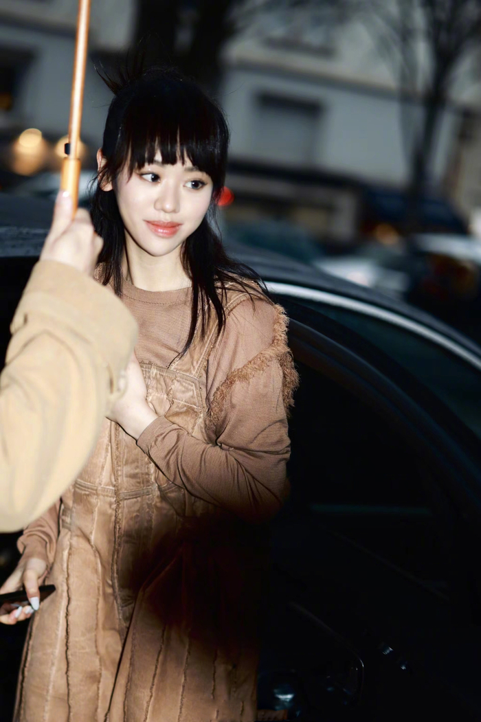 新人歌手韩京京身着重工金色丝绒提花拼接大衣