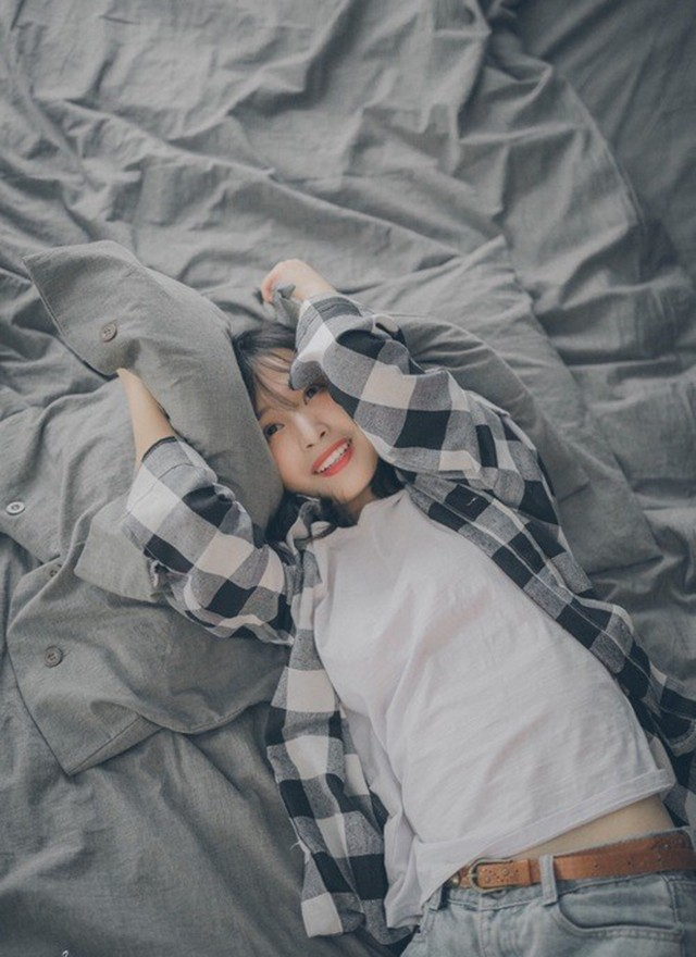 活泼可爱女生清晨慵懒甜美优雅写真