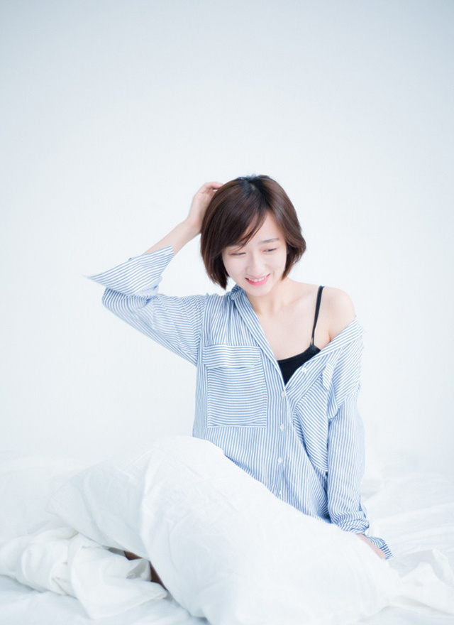 干净清新短发美女温馨室内优雅唯美写真