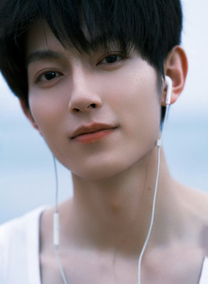 樊治欣夏日海边写真!白色背心纯净青春,展现完美身材__财经头条