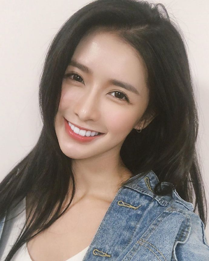 笑容甜美的女生,笑起来真的甜化了。