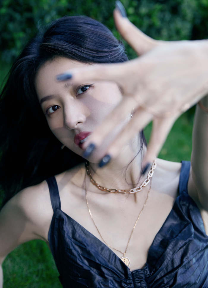 周雨彤亮相活动深色系吊带裙搭配各式珠宝叠戴够闪耀