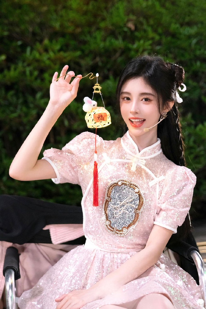 鞠婧祎连换三套装扮