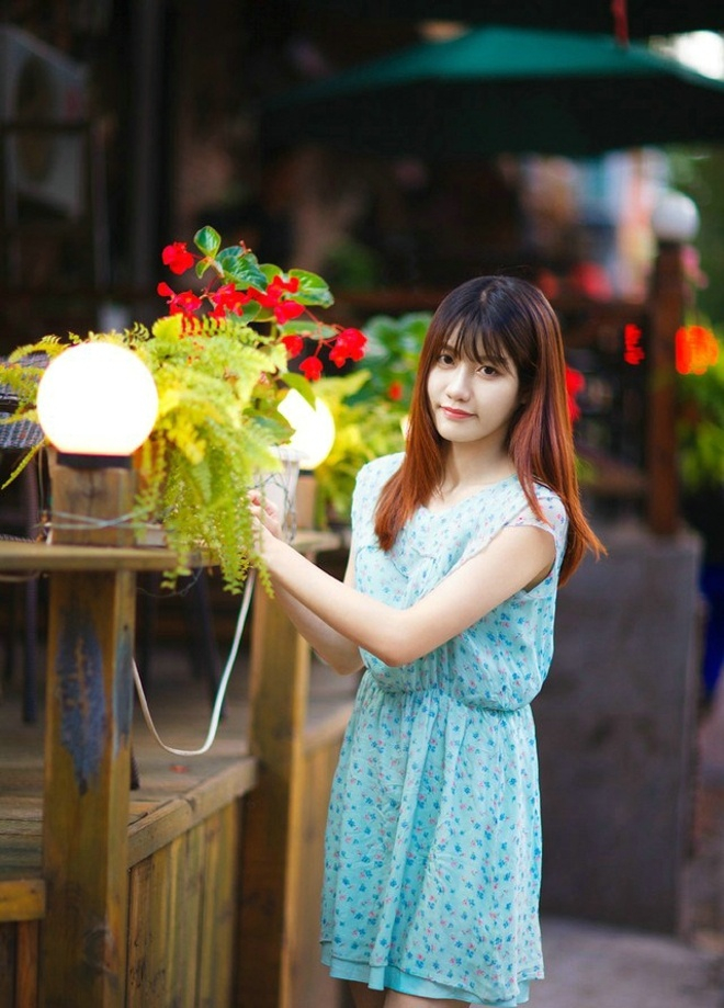 碎花裙美女绿野丛林间唯美俏皮阳光写真