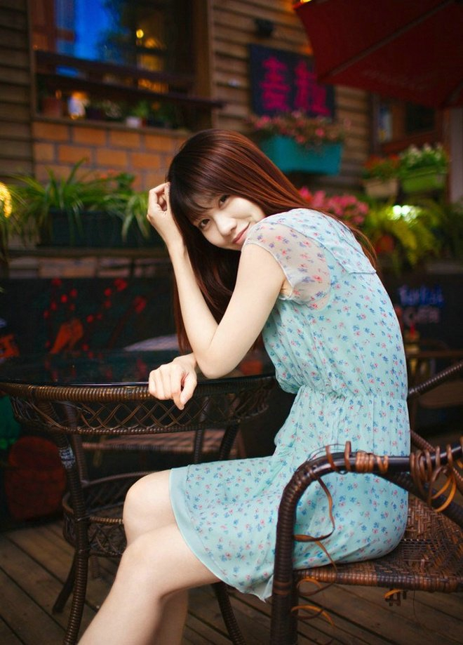 碎花裙美女绿野丛林间唯美俏皮阳光写真