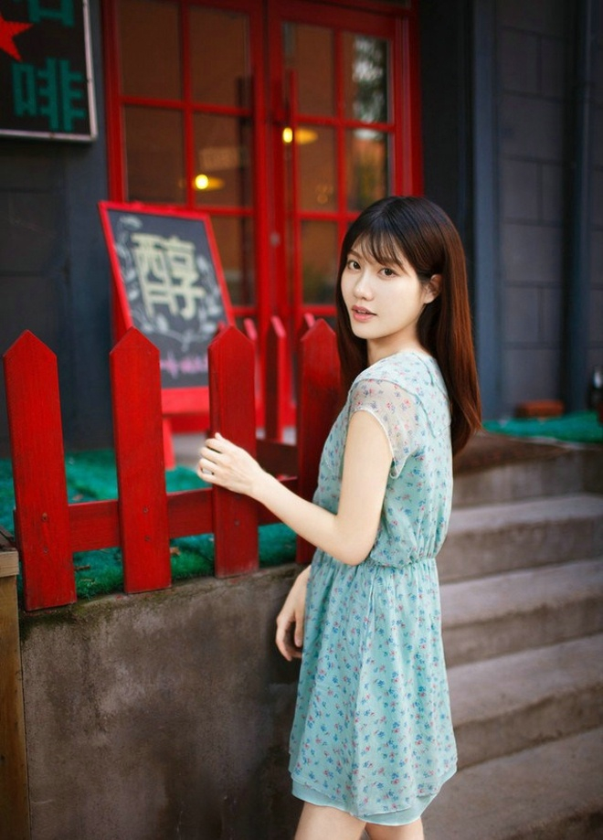 碎花裙美女绿野丛林间唯美俏皮阳光写真