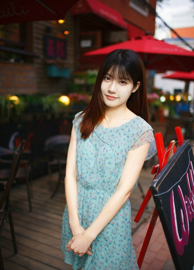 碎花裙美女绿野丛林间唯美俏皮阳光写真