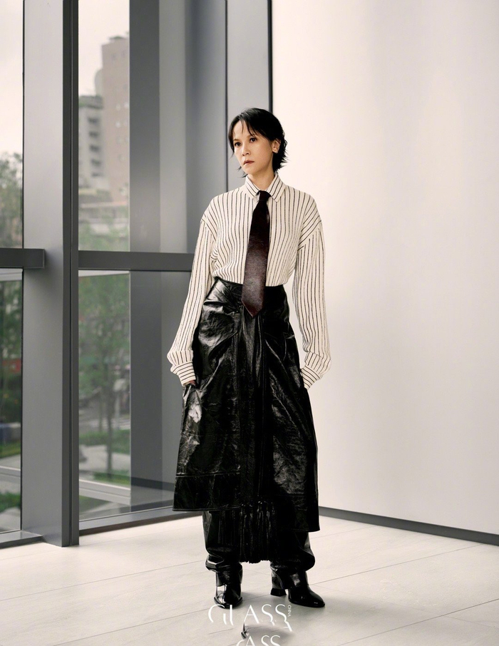 杨乃文登《glass》中文版四月刊封面,沉稳内敛的情绪