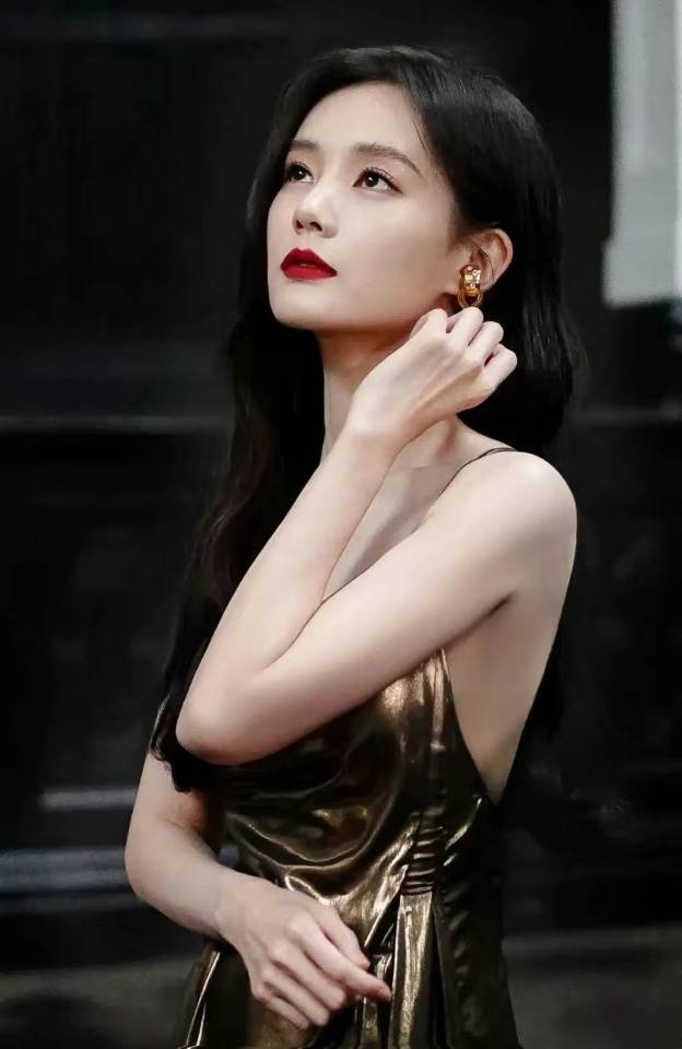 李一桐身着一袭吊带开叉长裙性感的腰臀比太惊艳了