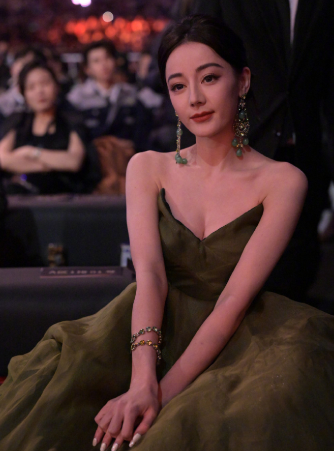 这一晚,众女星放开了各种秀,真空上阵一览无余,娜扎艳压四方|古力娜扎|事业线|化妆|妆容|葫芦_新浪娱乐_新浪新闻