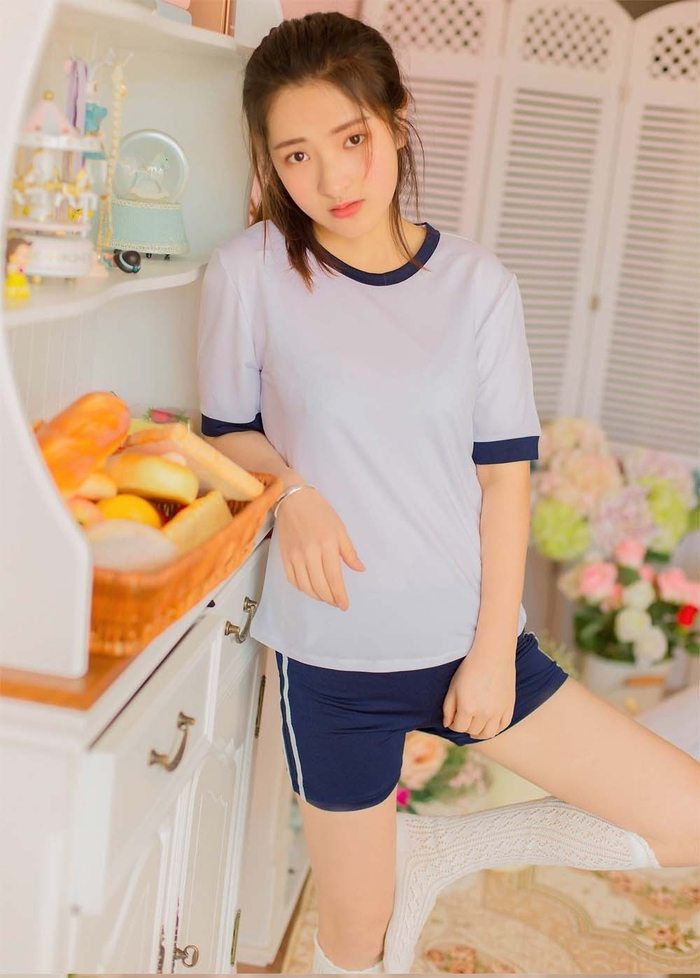 浅笑涡梨长腿少女运动服迷人唯美写真