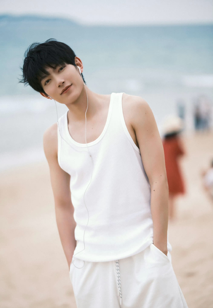 樊治欣夏日海边写真!白色背心纯净青春,展现完美身材__财经头条