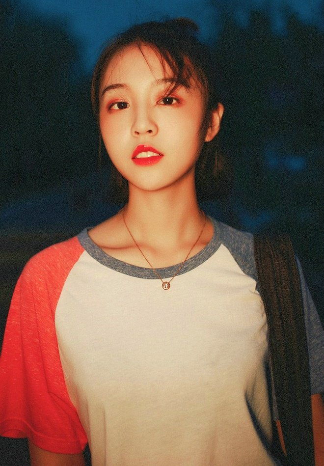 苹果头少女室外清新俏皮活力唯美写真