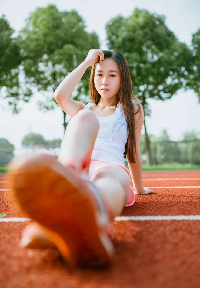 穿运动装美女校园跑道阳光活力可爱甜美写真