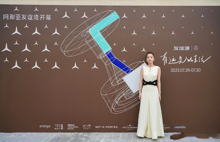 演员安沺身着JILSANDER 连衣裙现身，漫步海滩感受松弛氛围
