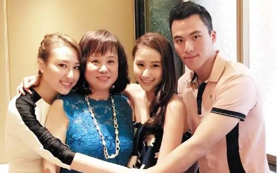 何超莲与龙凤胎弟弟跳手势舞,何猷启近照帅气,离婚多年至今单身|何超