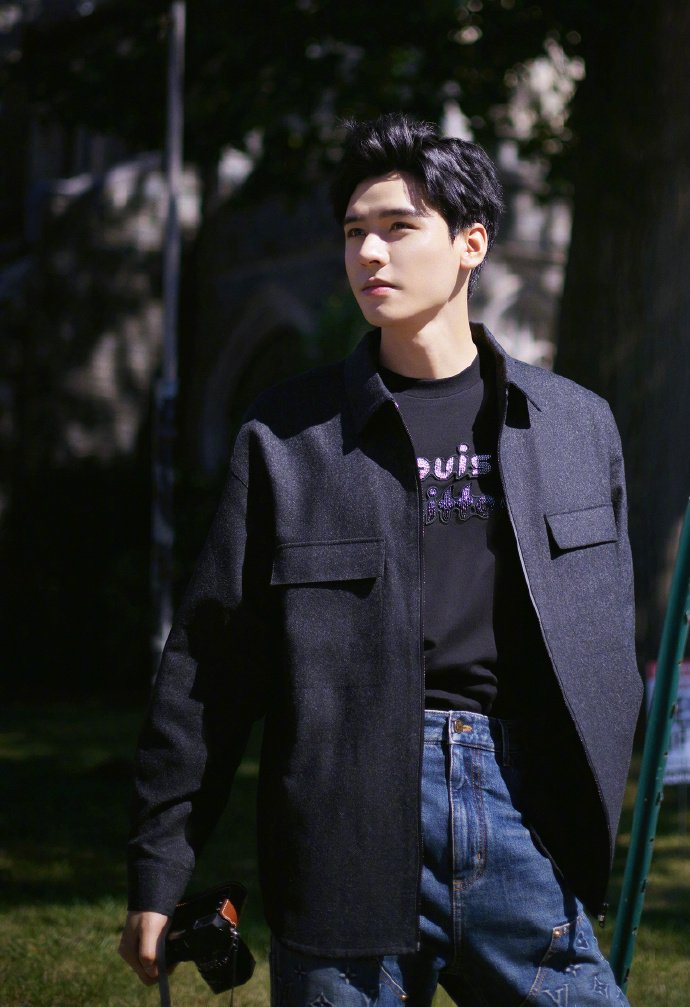 龚俊漫游在都市街头气场风格各异的龚俊自在帅气