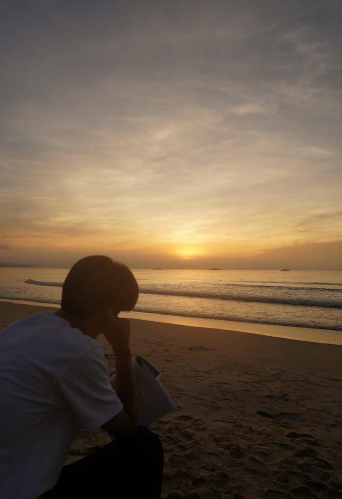 郭俊辰夏日随拍!海边的白衣少年,帅气侧颜令人心动