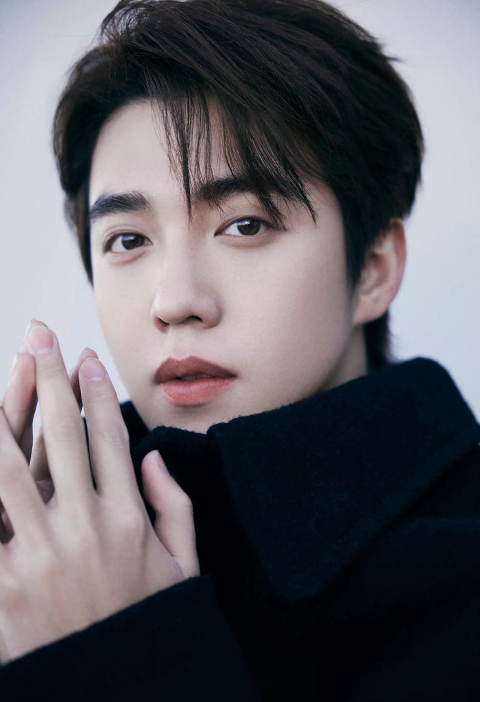 马闻远春日写真!极简风穿搭,高级感满满,治愈笑容春日暖阳