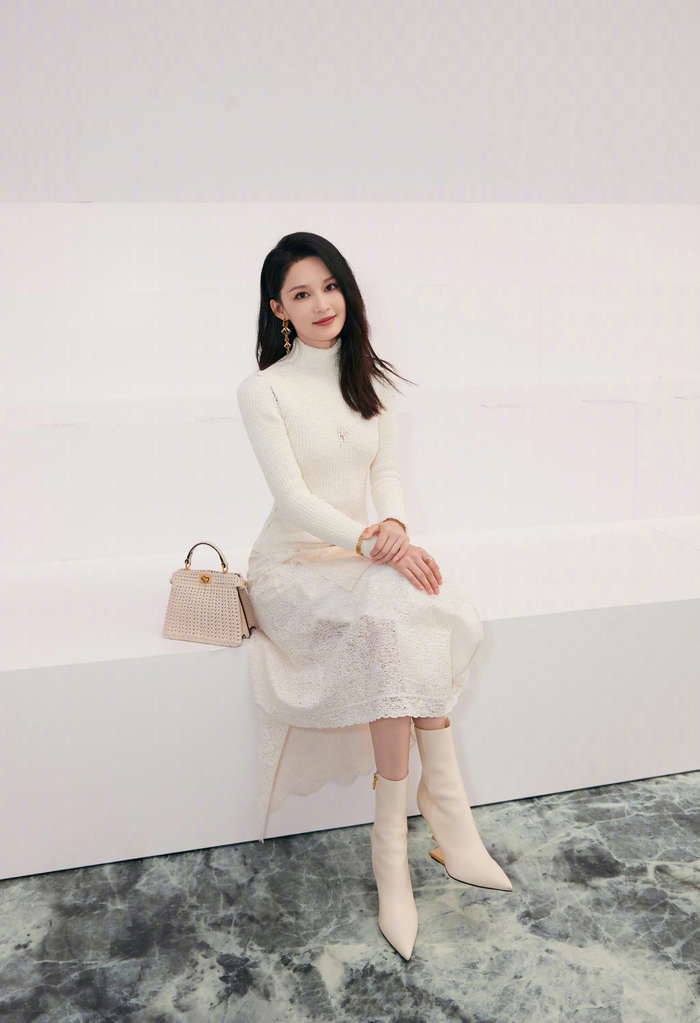 李沁亮相fendi2023秋冬高定秀针织上衣配刺绣半身裙
