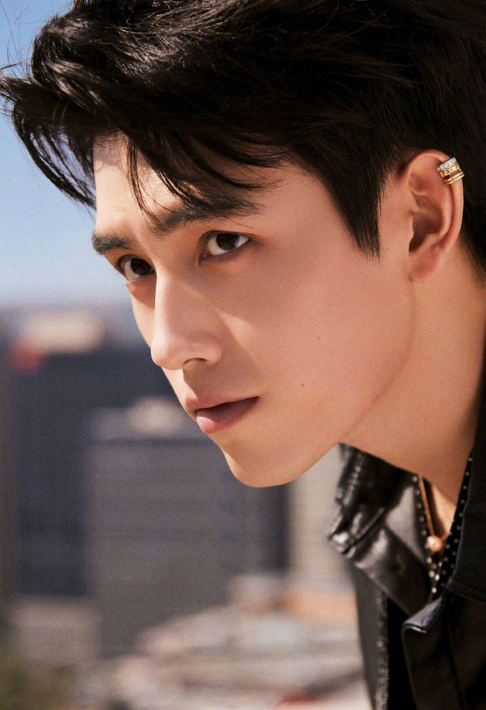 陈飞宇一袭allblack黑西装look出席first青年电影展