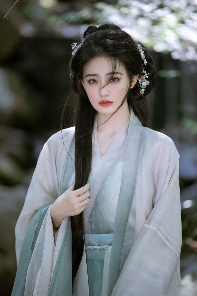 徐璐的这组古风写真的太明媚娇俏啦,五官清丽