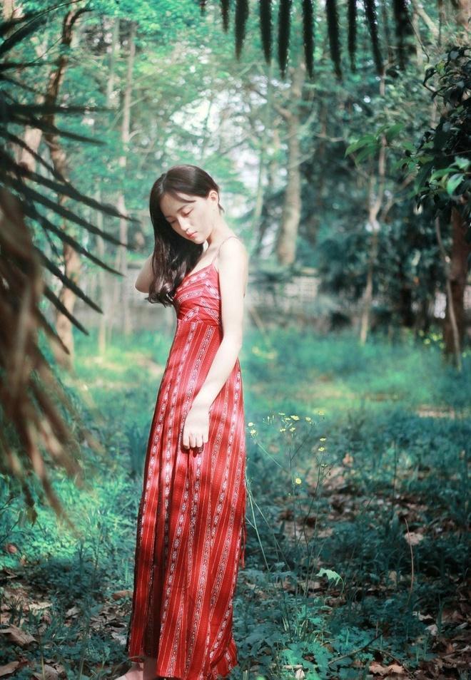 清纯唯美森林里红裙女生甜美优雅靓丽写真