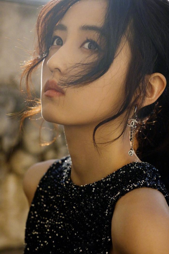 张子枫一身无袖上衣搭配裤装亮相chanel大秀