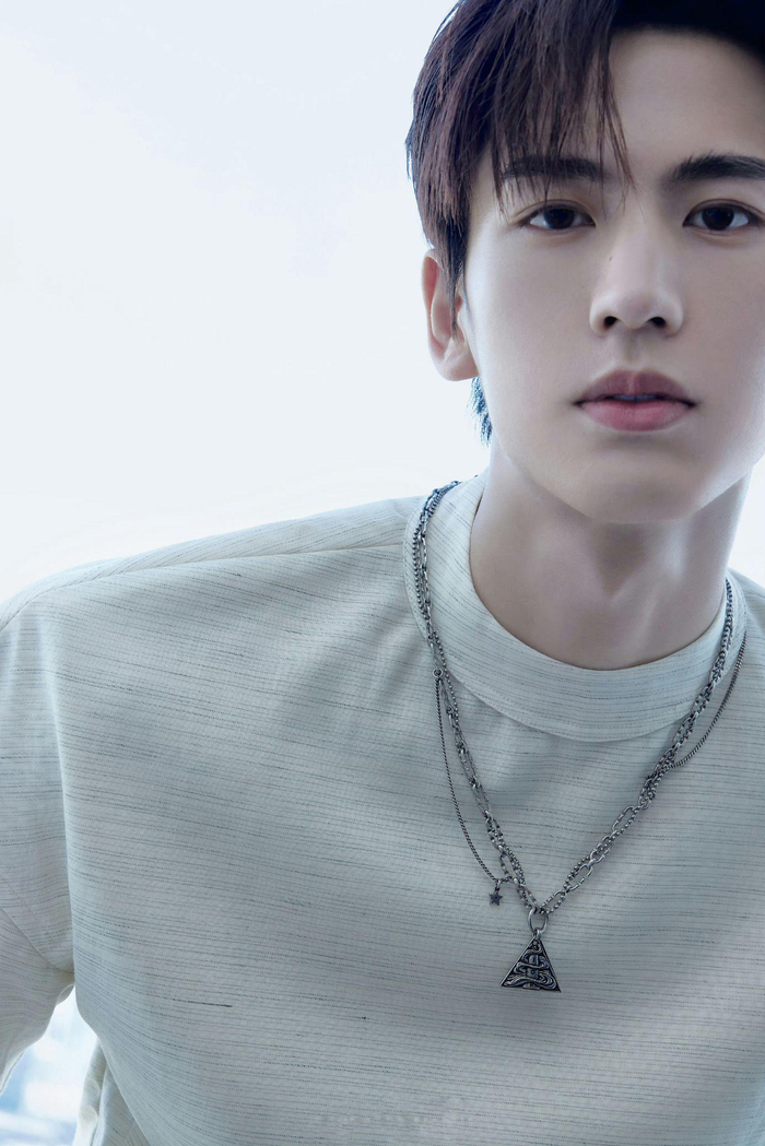 张凌赫亮相大秀,演绎别致套装造型帅气时髦,大长腿吸睛哦