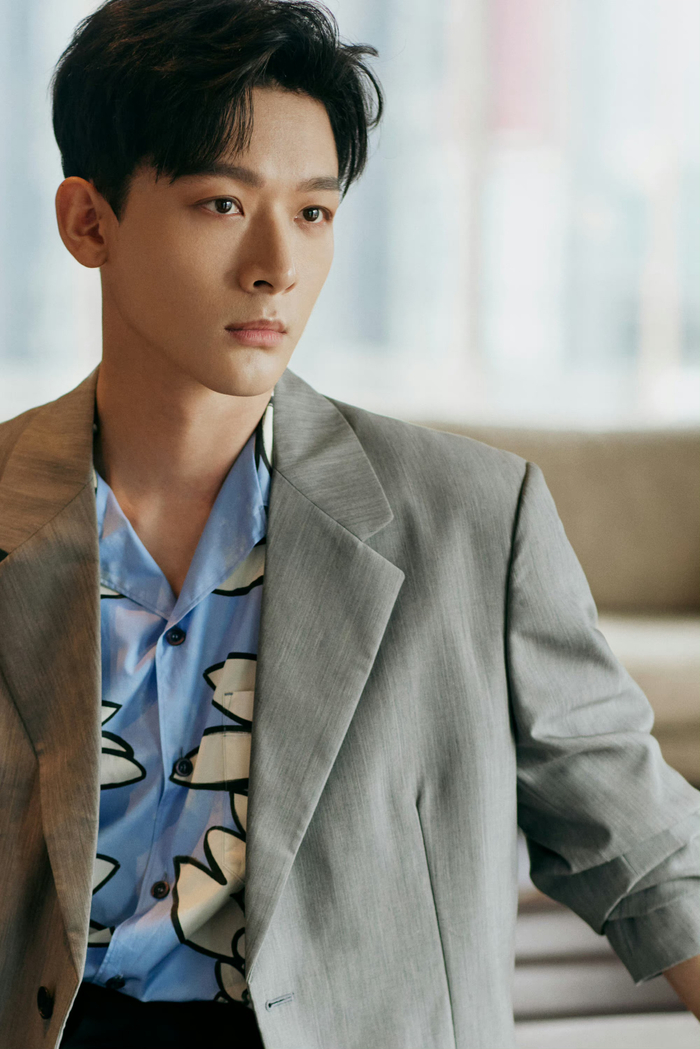 张晚意最新活动大片!西装造型独具风格.时尚感满分__财经头条