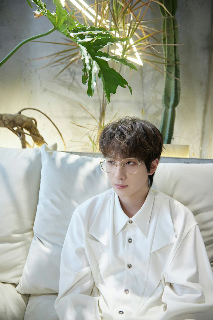 李宏毅夏日治愈系写真心中永远的白月光展现完美的时尚表现力