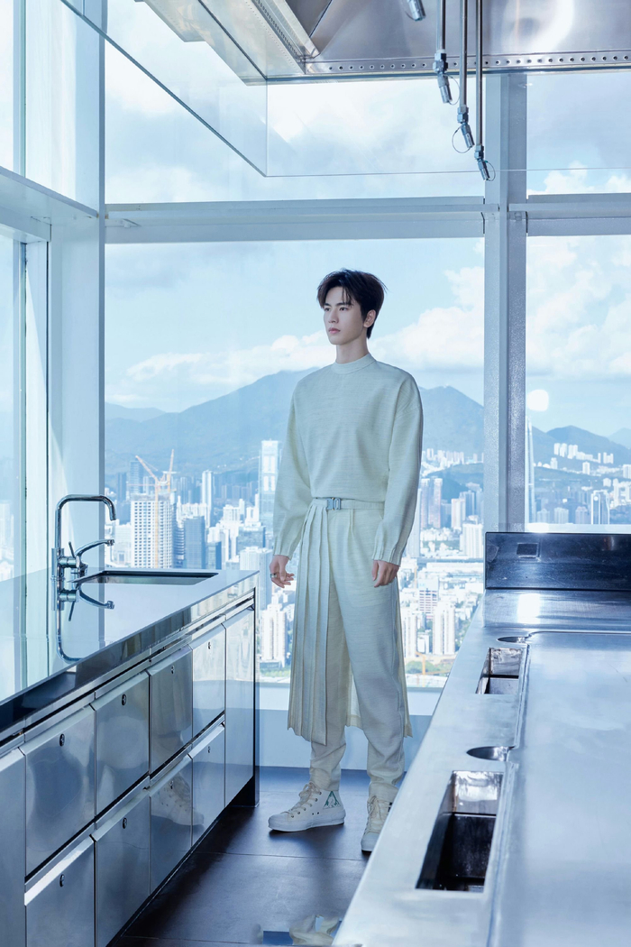 张凌赫亮相大秀,演绎别致套装造型帅气时髦,大长腿吸睛哦