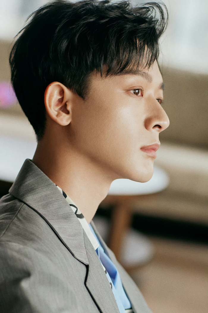 张晚意最新活动大片!西装造型独具风格.时尚感满分__财经头条