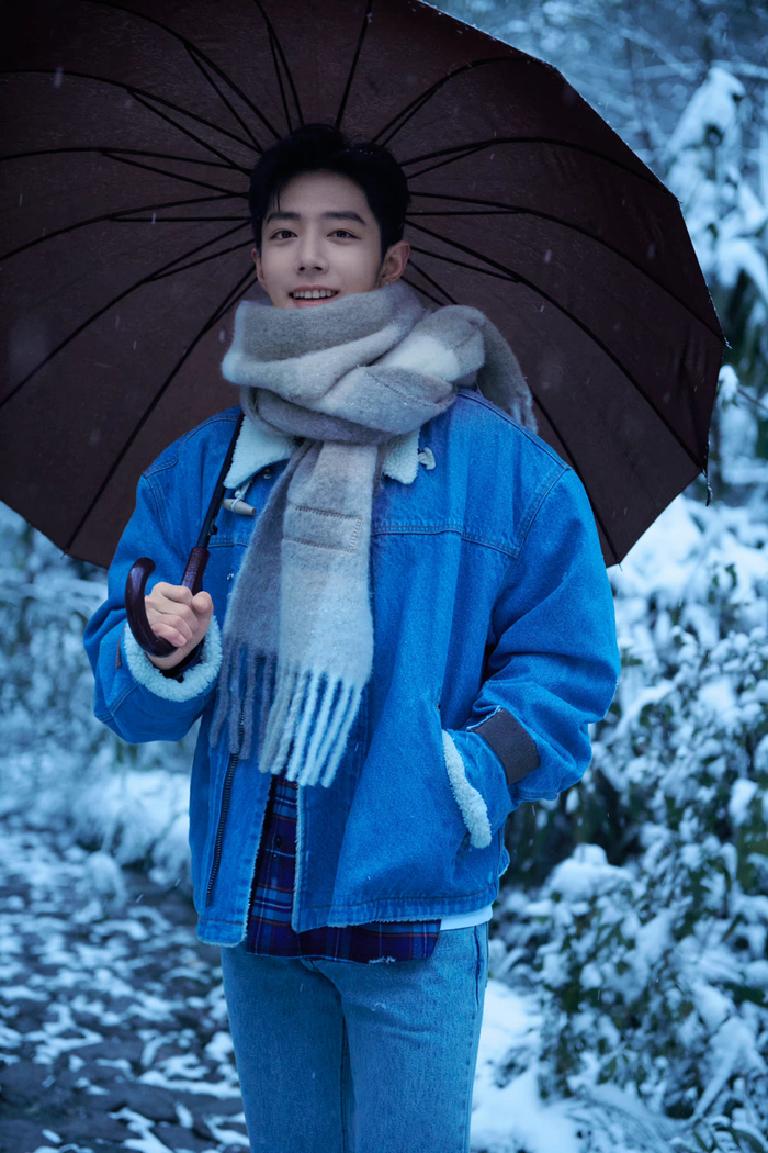 肖战最新营业照!蓝色牛仔外套,围巾造型氛围感满满