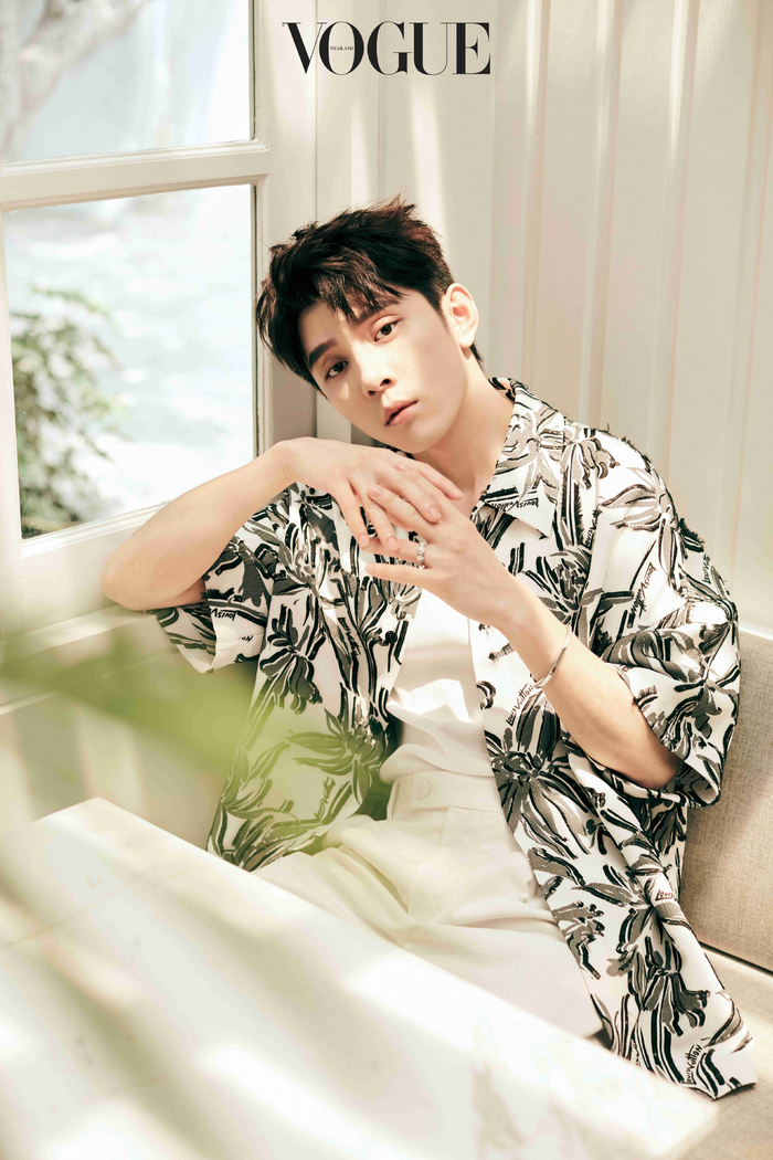 李佳琦登上泰国版vogue特刊杂志封面泰式风格阳光帅气