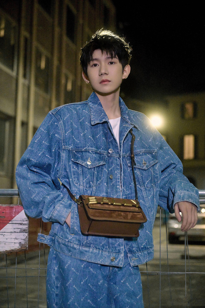 王源米兰时装周bally看秀造型蓝色牛仔套装青春活力