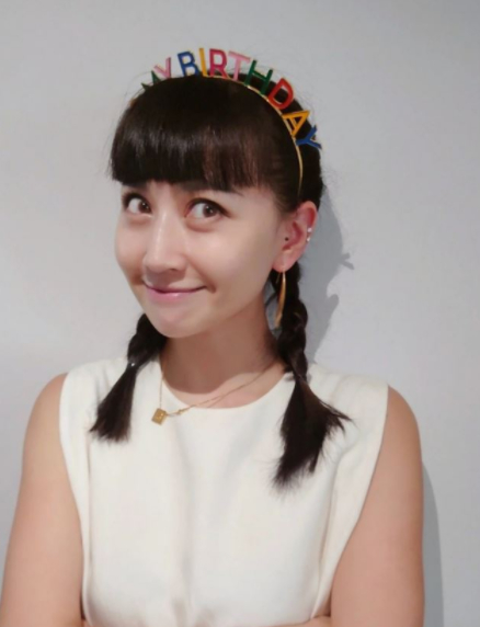 谭俊彦拿视帝后首现身,片场开工庆生,妻子任祉妍惊喜现身