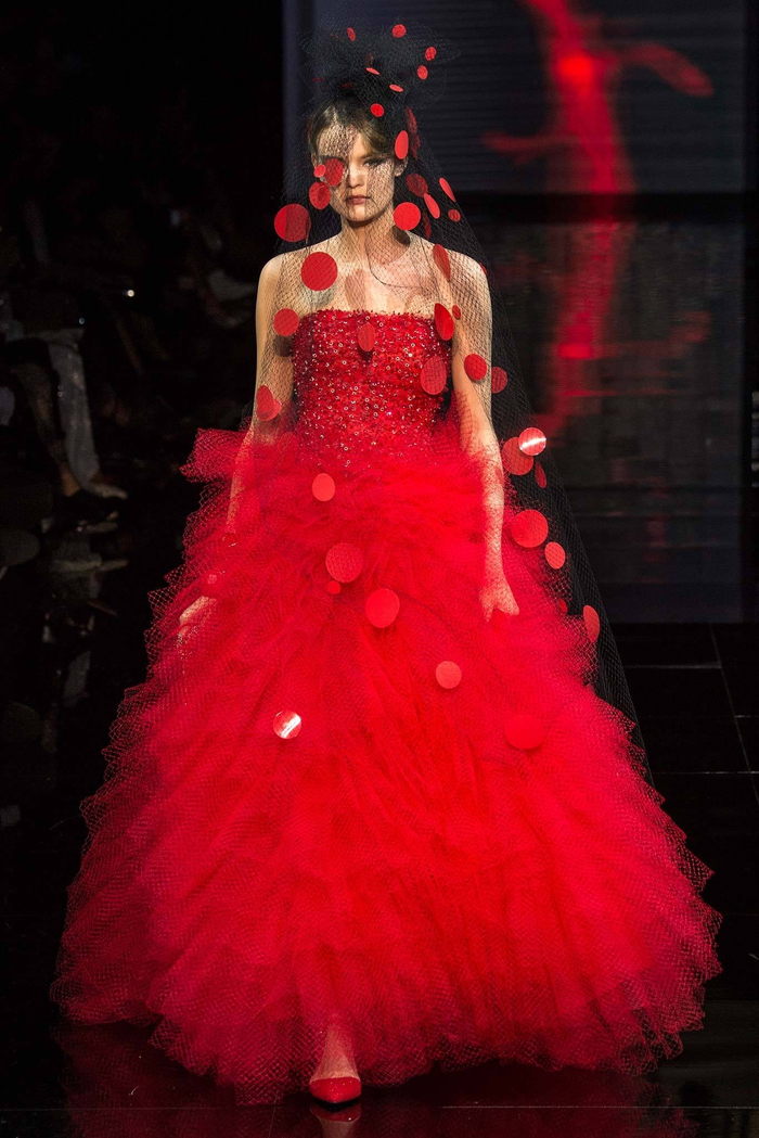 armani2014秋冬高定秀场上也有炙热浓烈的红玫瑰