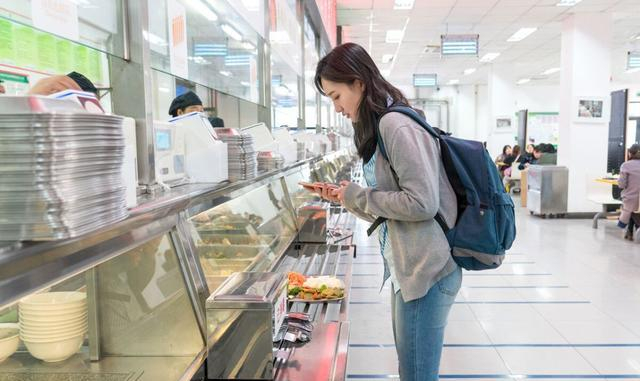 留学生晒大学食堂火了,6个国家高校食堂饭菜对比,看看都吃的啥