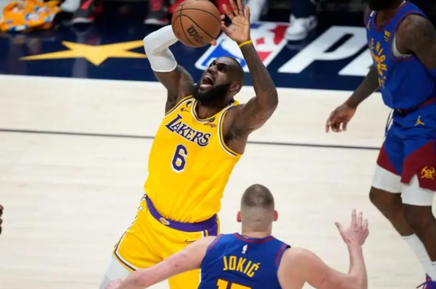 掘金詹姆斯联手约基奇上演史诗级内外线配合