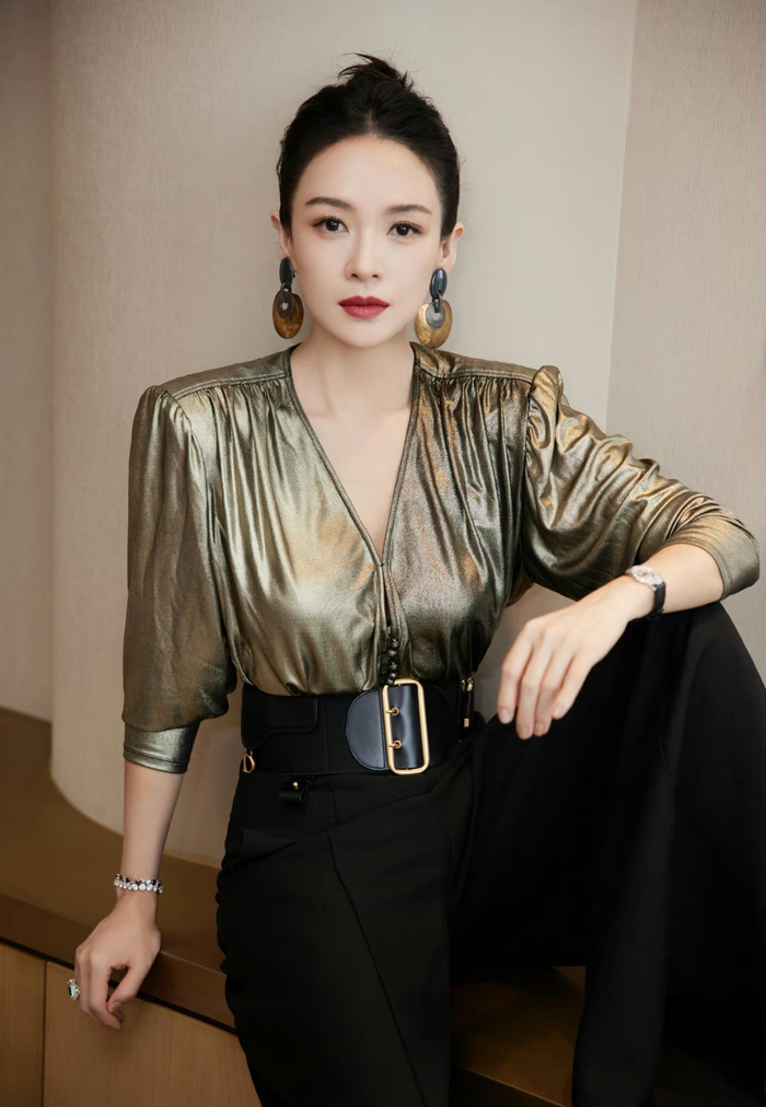 章子怡也亮相北京国际电影节红毯啦身穿华贵典雅的黑金礼服