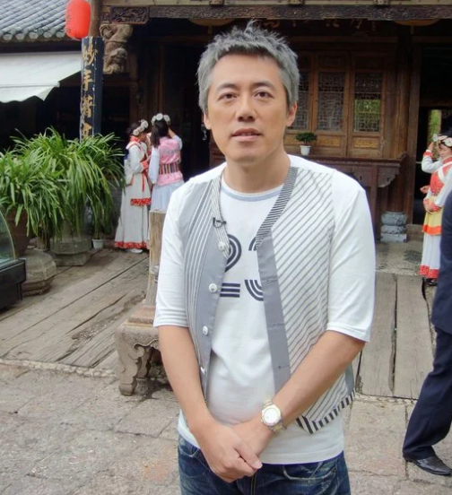 55岁张宇全家福曝光，与妻子十一郎爱了42年，甜如初恋